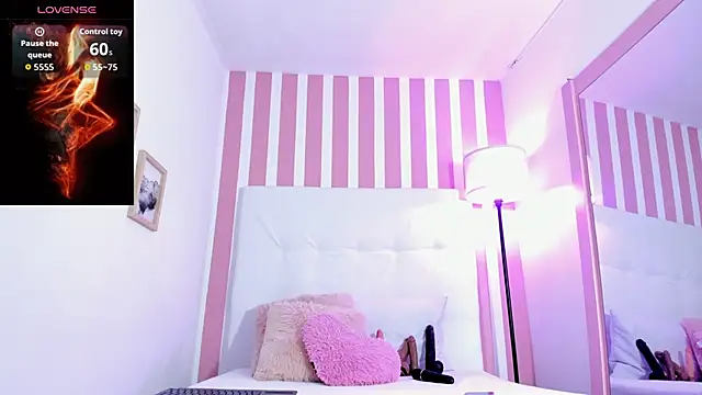 Snapshot of Molly_h0t chatting on May 23, 12:42 pm Molly h0t online show from May 23, 12:42 pm