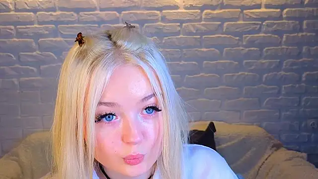 Snapshot of minigirl chatting on March 19, 10:11 am minigirl online show from March 19, 10:11 am