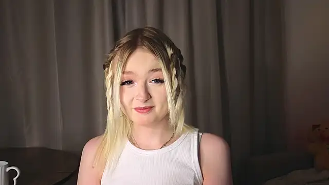 Snapshot of minigirl chatting on February 5, 2:11 pm minigirl online show from February 5, 2:11 pm