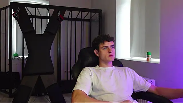 Snapshot of Brad_Holloway chatting on October 16, 12:39 pm Brad Holloway online show from October 16, 12:39 pm