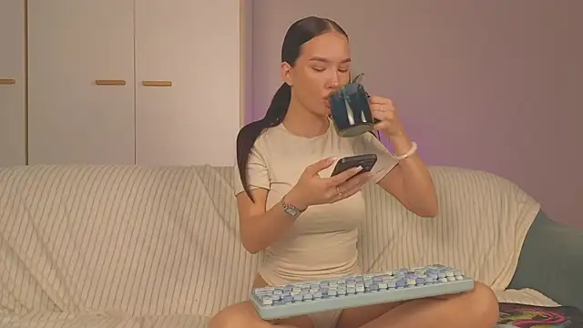 EmiliaDroll online show from October 19, 5:41 am