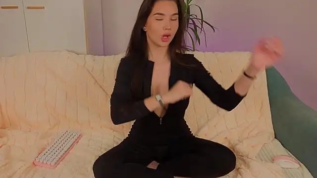 EmiliaDroll online show from November 2, 4:37 am