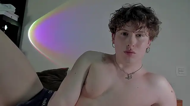 Snapshot of RobFavorite1 chatting on March 15, 10:44 pm RobFavorite1 online show from March 15, 10:44 pm