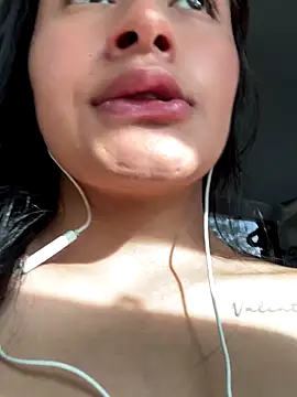 Snapshot of andrea_gomes_ chatting on October 4, 12:47 pm andrea gomes online show from October 4, 12:47 pm