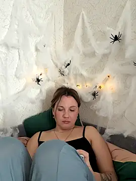 Snapshot of mollygirll chatting on October 22, 9:09 am mollygirll online show from October 22, 9:09 am