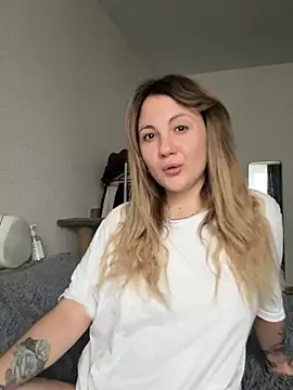 Snapshot of mollygirll chatting on November 18, 11:03 am mollygirll online show from November 18, 11:03 am