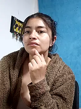 Snapshot of AlanaHotxx chatting on October 4, 7:17 am AlanaHotxx online show from October 4, 7:17 am