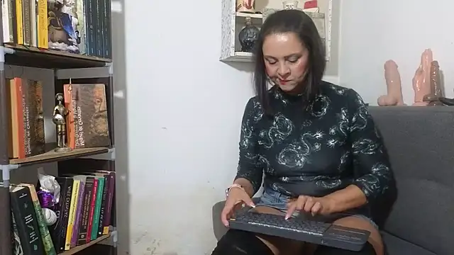 Amadamilf1980 online show from November 5, 8:09 pm