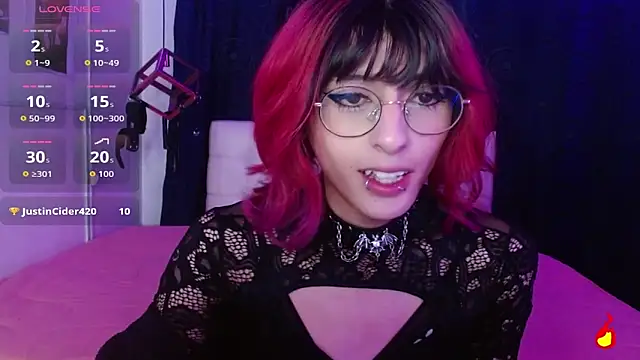 Snapshot of goth_minerva chatting on October 21, 1:45 pm goth minerva online show from October 21, 1:45 pm