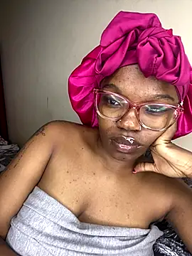 Snapshot of YummyMelanin117 chatting on November 21, 8:29 pm YummyMelanin117 online show from November 21, 8:29 pm