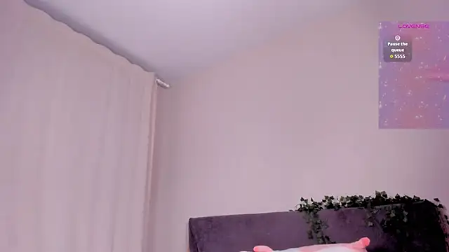 emmelieflorence online show from March 4, 6:36 pm