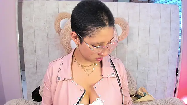 Snapshot of Elaine87_ chatting on October 4, 9:02 pm Elaine87 online show from October 4, 9:02 pm