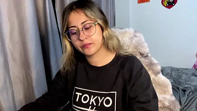 emma  bell  online show from November 13, 11:47 pm