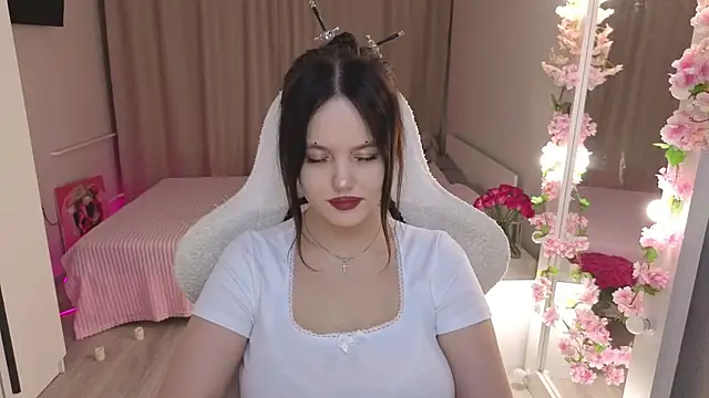 Betty  Davvis online show from October 25, 2:13 pm