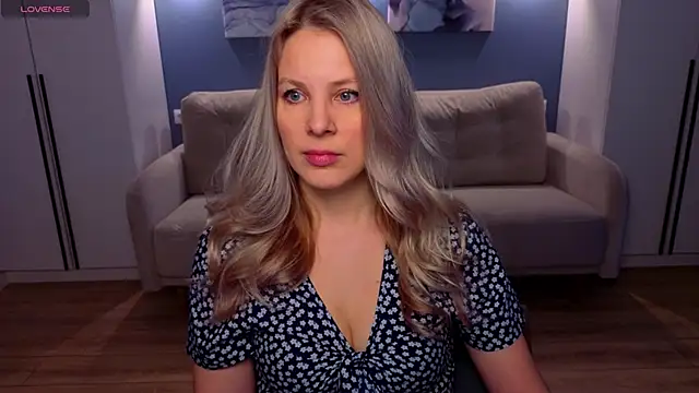 MelanieBennett online show from April 9, 6:13 am