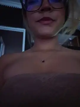Snapshot of Pretty_roxxyy chatting on April 26, 11:19 am Pretty roxxyy online show from April 26, 11:19 am