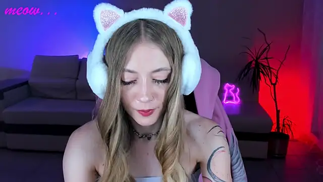 Snapshot of SweetMeeow chatting on November 21, 5:06 am SweetMeeow online show from November 21, 5:06 am