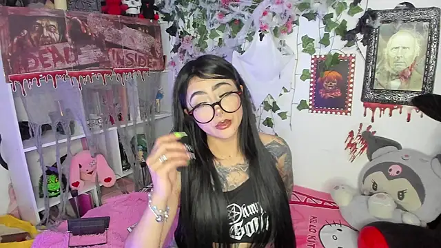 Snapshot of sarahminage_ chatting on October 23, 10:52 pm sarahminage online show from October 23, 10:52 pm