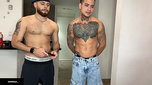 Snapshot of zoneboys chatting on January 17, 12:37 am zoneboys online show from January 17, 12:37 am