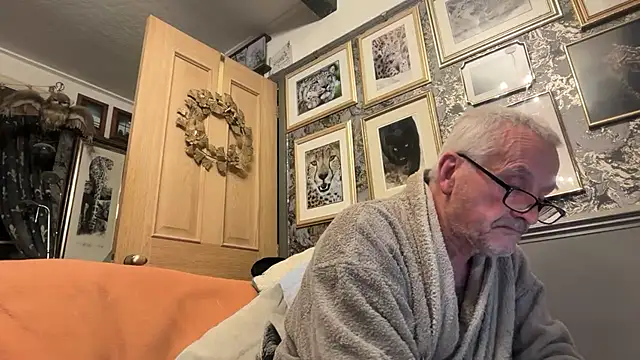 poggles online show from April 6, 8:43 pm