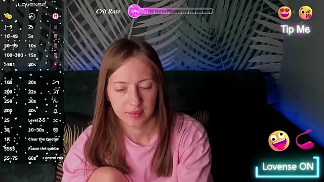 Snapshot of ChristyCrayme chatting on June 27, 10:15 pm ChristyCrayme online show from June 27, 10:15 pm