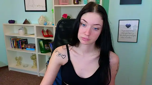 Snapshot of Ivanna__Rose chatting on November 17, 5:24 am Ivanna Rose online show from November 17, 5:24 am