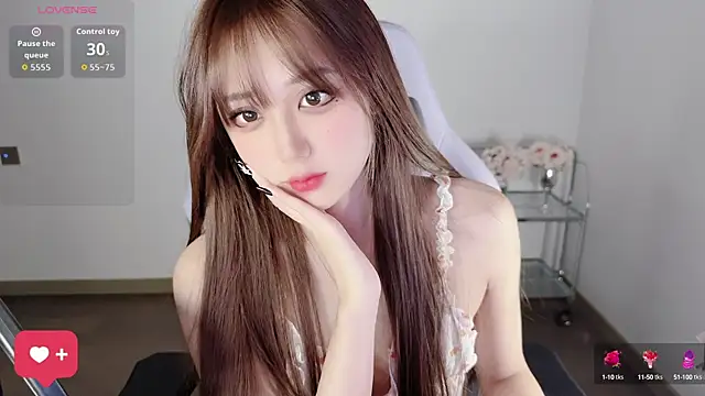 Snapshot of OwQoll chatting on October 15, 9:37 pm OwQoll online show from October 15, 9:37 pm