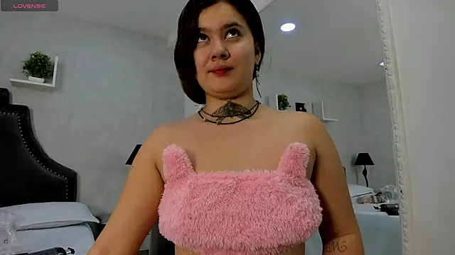 Snapshot of RosalineGrey chatting on October 13, 6:02 am RosalineGrey online show from October 13, 6:02 am