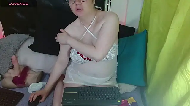 Snapshot of KrystalAdams chatting on October 15, 12:27 pm KrystalAdams online show from October 15, 12:27 pm