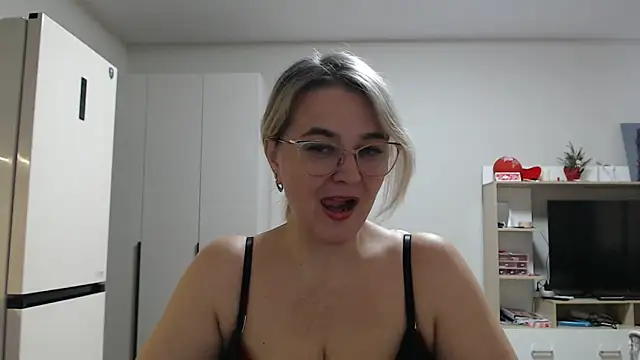 Snapshot of EleanoraDream chatting on April 28, 9:03 am EleanoraDream online show from April 28, 9:03 am