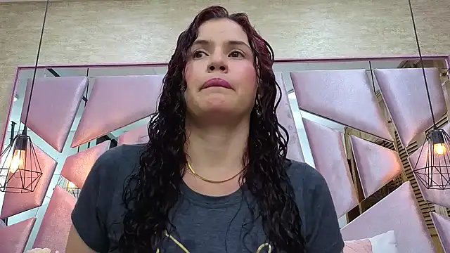 ThaliaCross online show from December 19, 8:05 pm