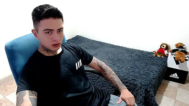 Snapshot of santii_ss chatting on October 22, 12:22 am santii ss online show from October 22, 12:22 am