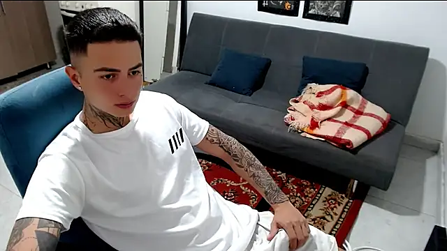 Snapshot of santii_ss chatting on December 14, 12:16 am santii ss online show from December 14, 12:16 am