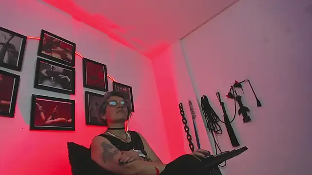 Snapshot of MistressNyx_cg chatting on December 16, 3:06 pm MistressNyx cg online show from December 16, 3:06 pm