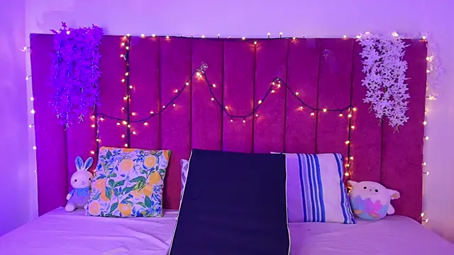 RominaaReyes online show from April 12, 3:00 am