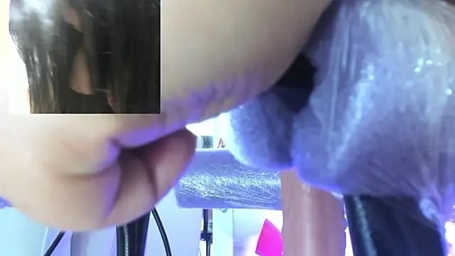 Snapshot of Clunita chatting on April 29, 11:44 pm Clunita online show from April 29, 11:44 pm