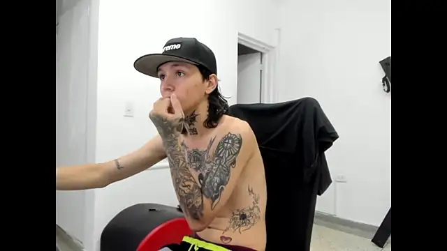 Snapshot of StraightBoy_Nick chatting on April 19, 8:22 pm StraightBoy Nick online show from April 19, 8:22 pm