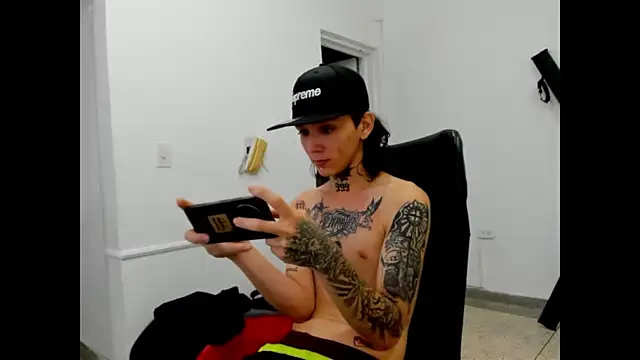 Snapshot of StraightBoy_Nick chatting on April 20, 9:27 pm StraightBoy Nick online show from April 20, 9:27 pm