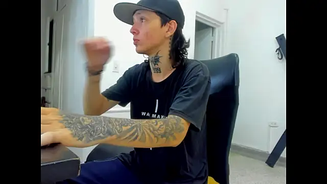 Snapshot of StraightBoy_Nick chatting on April 22, 7:59 pm StraightBoy Nick online show from April 22, 7:59 pm