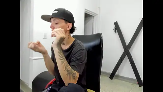 Snapshot of StraightBoy_Nick chatting on May 7, 8:58 pm StraightBoy Nick online show from May 7, 8:58 pm