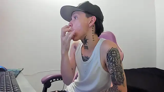 Snapshot of StraightBoy_Nick chatting on May 10, 8:14 pm StraightBoy Nick online show from May 10, 8:14 pm