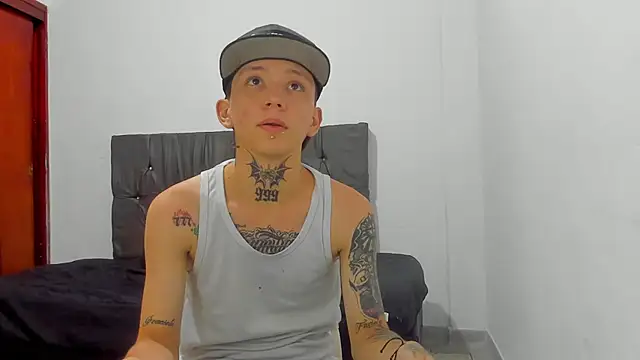 Snapshot of StraightBoy_Nick chatting on May 11, 11:35 pm StraightBoy Nick online show from May 11, 11:35 pm