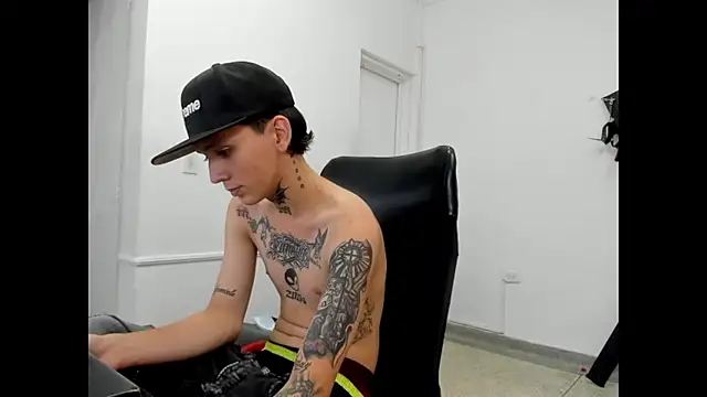 Snapshot of StraightBoy_Nick chatting on May 14, 4:08 am StraightBoy Nick online show from May 14, 4:08 am