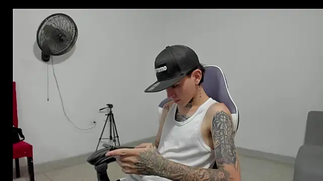 Snapshot of StraightBoy_Nick chatting on May 16, 5:37 am StraightBoy Nick online show from May 16, 5:37 am