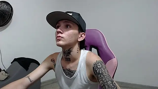 Snapshot of StraightBoy_Nick chatting on May 22, 8:25 pm StraightBoy Nick online show from May 22, 8:25 pm
