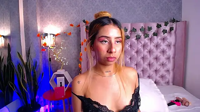 Snapshot of laila_stilwiills chatting on December 5, 6:00 am laila stilwiills online show from December 5, 6:00 am