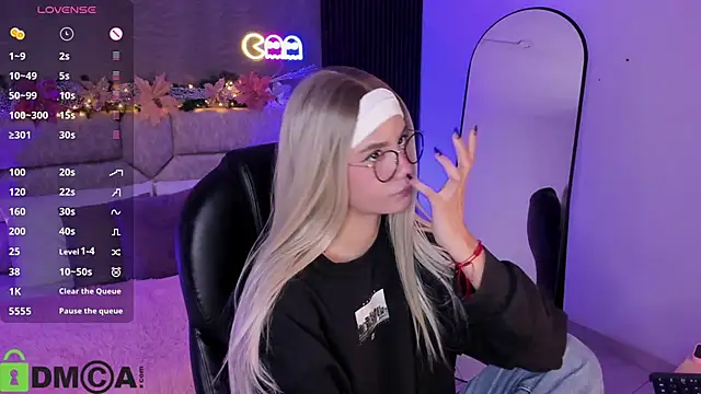 Snapshot of Arinextdoor chatting on December 14, 1:44 am Arinextdoor online show from December 14, 1:44 am