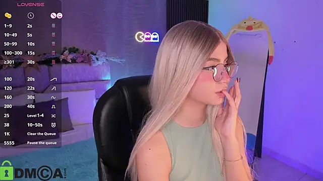 Snapshot of Arinextdoor chatting on December 19, 9:11 pm Arinextdoor online show from December 19, 9:11 pm