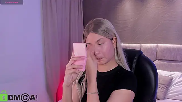 Snapshot of Arinextdoor chatting on February 1, 2:32 am Arinextdoor online show from February 1, 2:32 am