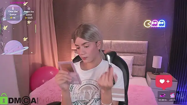 Snapshot of Arinextdoor chatting on February 5, 3:55 am Arinextdoor online show from February 5, 3:55 am